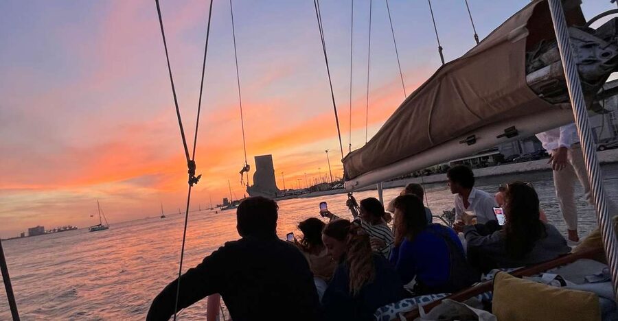 Lisbon: 2H Sunset Boat Cruise Tour with Drinks - Moscatel, wine, and Portuguese small bites