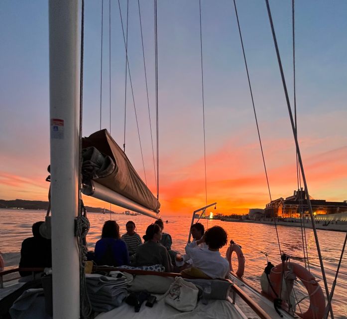 Lisbon: 2H Sunset Boat Cruise Tour with Drinks - Praça do Comércio and the central waterfront