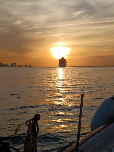 Lisbon: 2H Sunset Boat Cruise Tour with Drinks - Belém Tower and the Monument to the Discoveries