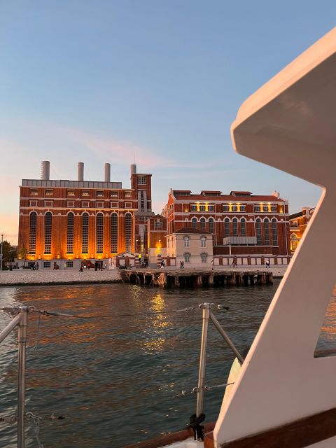 Lisbon: 2H Sunset Boat Cruise Tour with Drinks - Cristo Rei across the Tagus