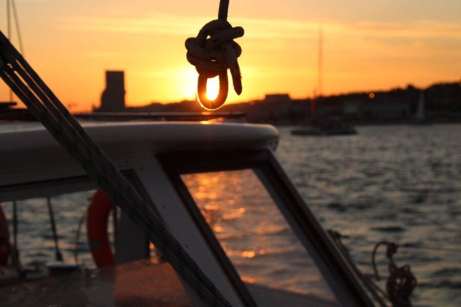 Lisbon: 2H Sunset Boat Cruise Tour with Drinks - Starting at Doca de Alcântara
