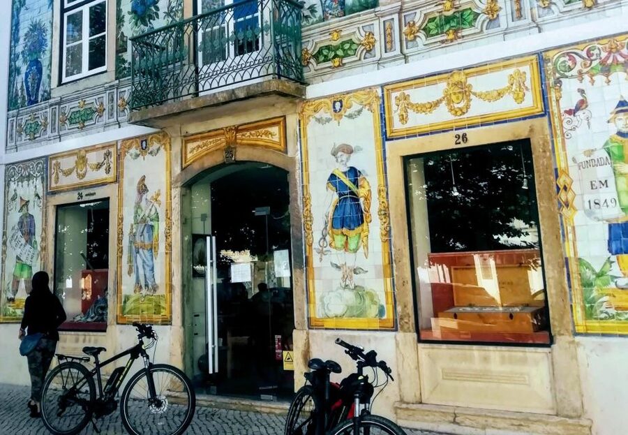 Lisbon: 7 Hills Panoramic Guided Tour by E-Bike - Graça, local character, and the city below