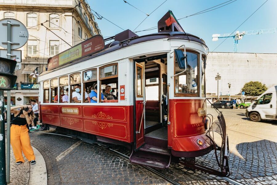 Lisbon: 72/96-Hour Hop-On Hop-Off Bus, Tram & Boat Ticket - The pink-sign Modern Lisbon route to Oriente