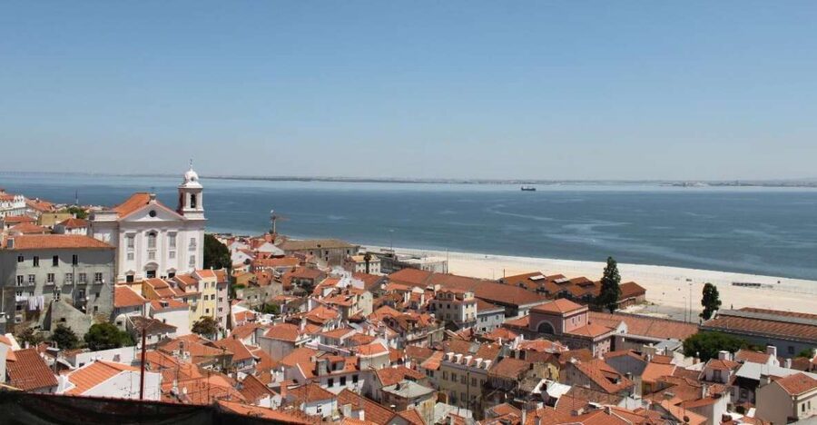 Lisbon: Alfama and São Jorge Castle Quarters Walking Tour - Largo do Chafariz de Dentro and the beginnings of fado