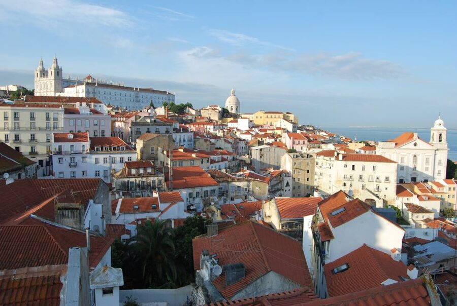 Lisbon: Alfama and São Jorge Castle Quarters Walking Tour - Lisbon Cathedral and its changing architecture