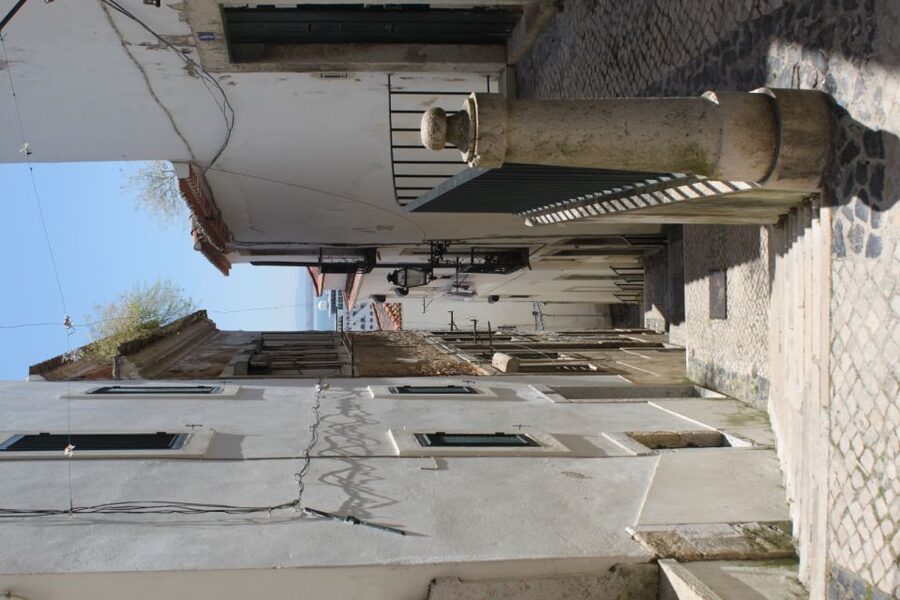 Lisbon: Alfama and São Jorge Castle Quarters Walking Tour - Reaching the São Jorge Castle quarter