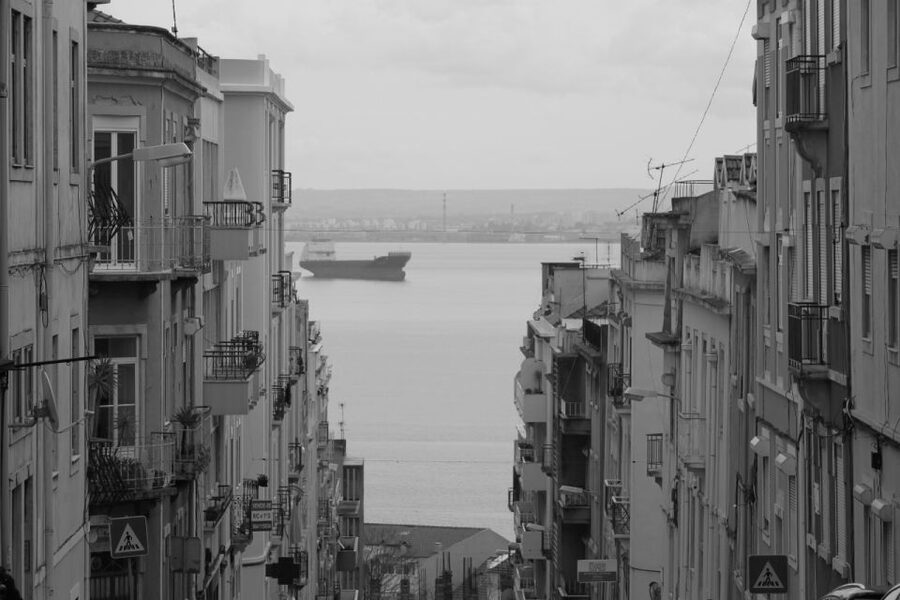 Lisbon: Alfama and São Jorge Castle Quarters Walking Tour - How the guides shape the experience