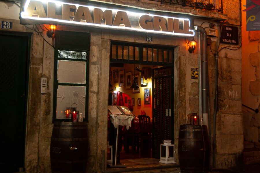 Lisbon: Alfama Tour and Live Fado with Traditional Dinner - Guides make the difference