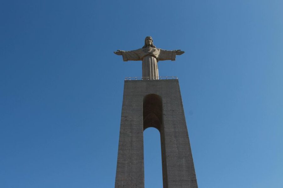 Lisbon: Arrábida and Sesimbra Day Trip with Wine - Sesimbra for seafood, lunch, and free time
