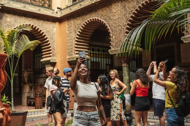 Lisbon: Baixa Food Walking Tour with Drinks - Ginjinha and vinho verde, two drinks worth knowing