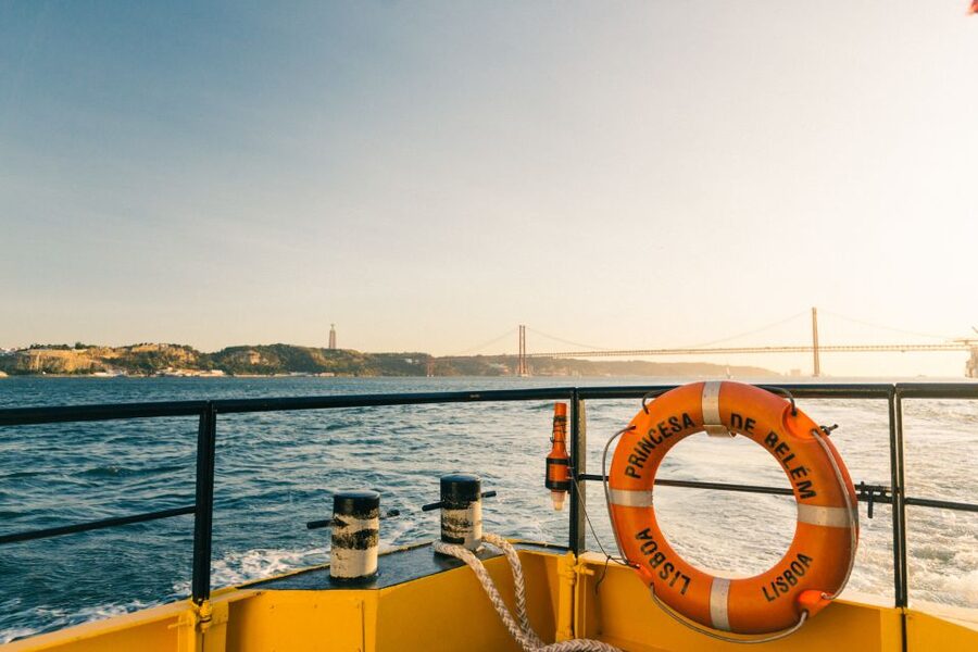 Lisbon: Boat Tour Ticket and Hop-on Hop-off 48-Hour Bus. - Start in central Lisbon at Restauradores