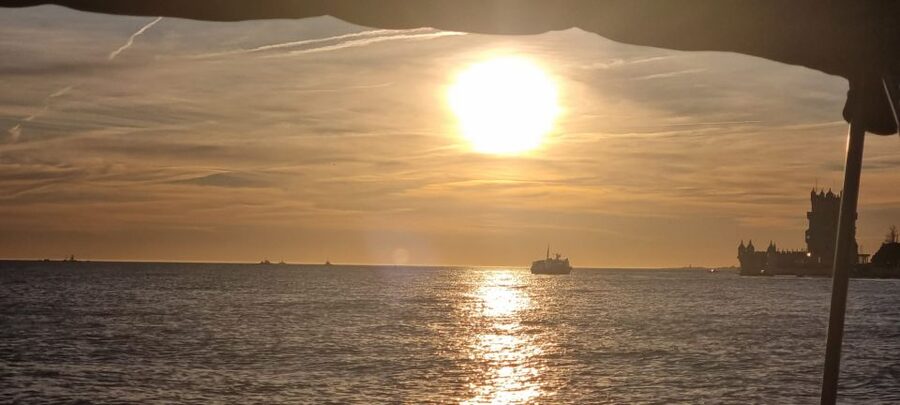 Lisbon: Boat Tour with Champagne - Porto Brandão, Ginjal, and Cacilhas from the water