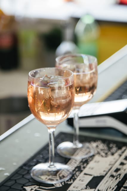 Lisbon: Catamaran Boat Party with Music, Open Bar & Dives - The first hour of drinks