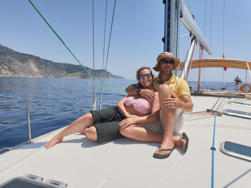Lisbon: Champagne Sailing Tours - Commerce Square and Alfama from the river