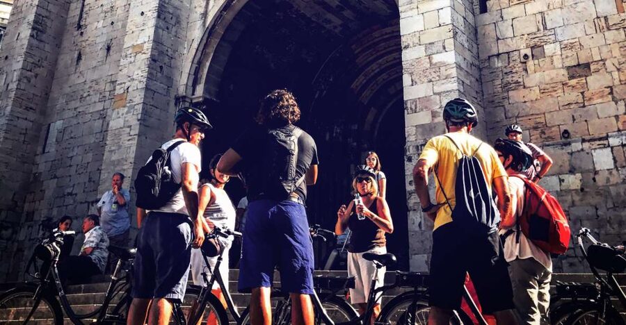 Lisbon: City Highlights and Viewpoints E-Bike Tour - Starting at Campo das Cebolas and entering old Lisbon