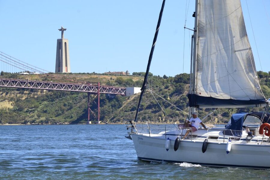 Lisbon: Day and Sunset Tour on the Tagus River - The 25 de Abril Bridge and the sunset hour