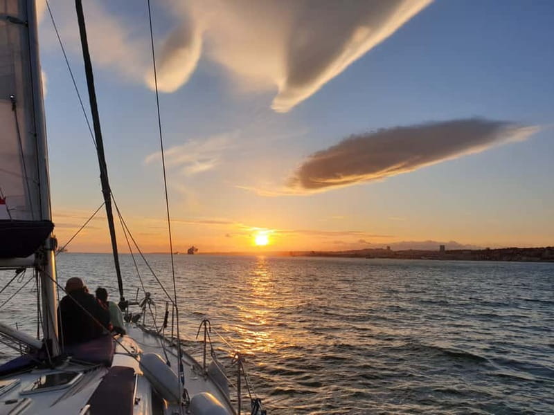 Lisbon: Daytime or Sunset Boat Cruise with History and Wine - Why Lisbon looks different from the Tagus