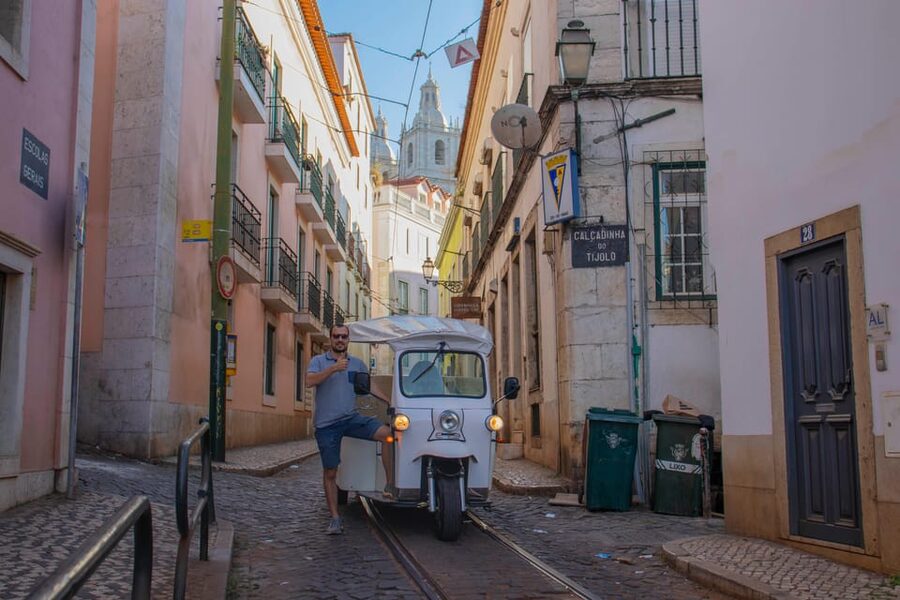 Lisbon: Early Morning TukTuk Tour - hotel/cruise ship pickup - Graça and Senhora do Monte for the widest views