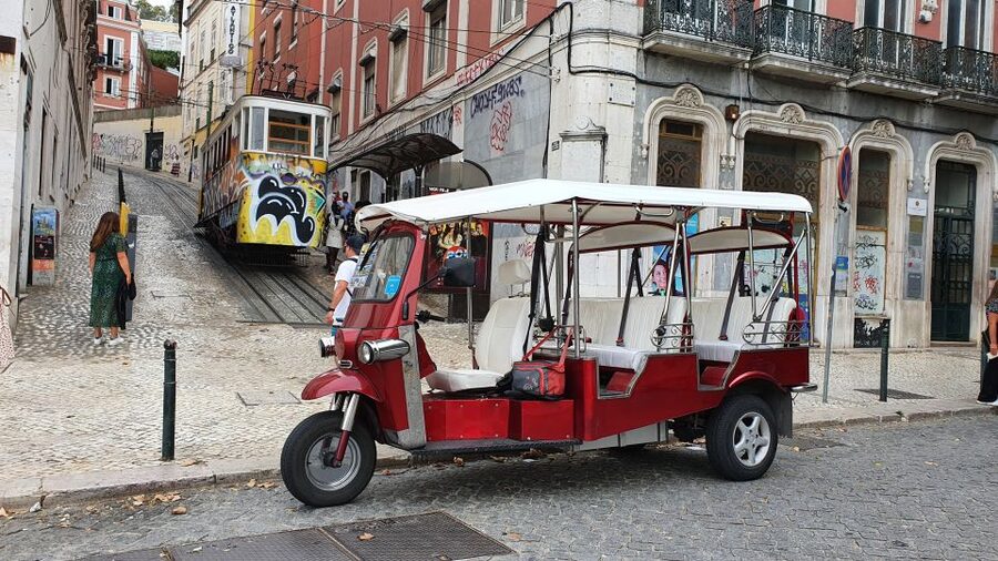 Lisbon: Electric Tuk Tuk Private Tour of the Seven Hills - What the guides add to the ride