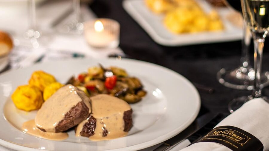 Lisbon: Erotic Cabaret Show and Dinner - The atmosphere and service