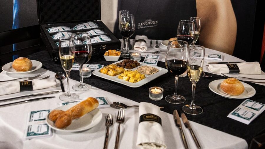 Lisbon: Erotic Cabaret Show and Dinner - Who will enjoy this evening most