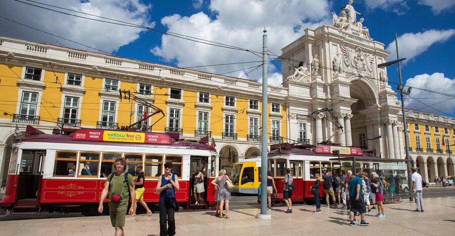 Lisbon: Hills Red Tram Tour by Tram 28 Route 24-Hour Ticket - Finding the tram at Praça do Comércio