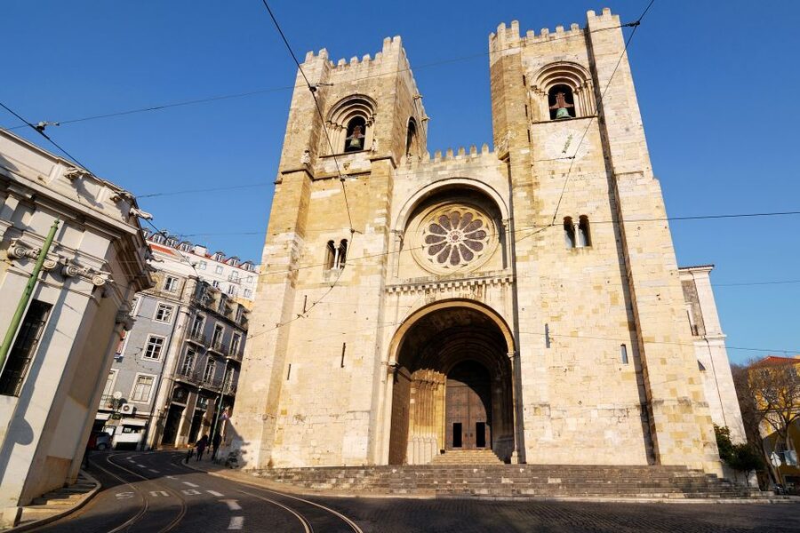 Lisbon: Hills Red Tram Tour by Tram 28 Route 24-Hour Ticket - Praça do Comércio and the climb into old Lisbon