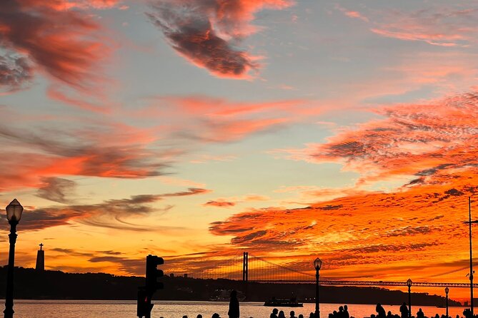 Lisbon: Historic City Tour by Tuk-Tuk - What the guide adds to the ride