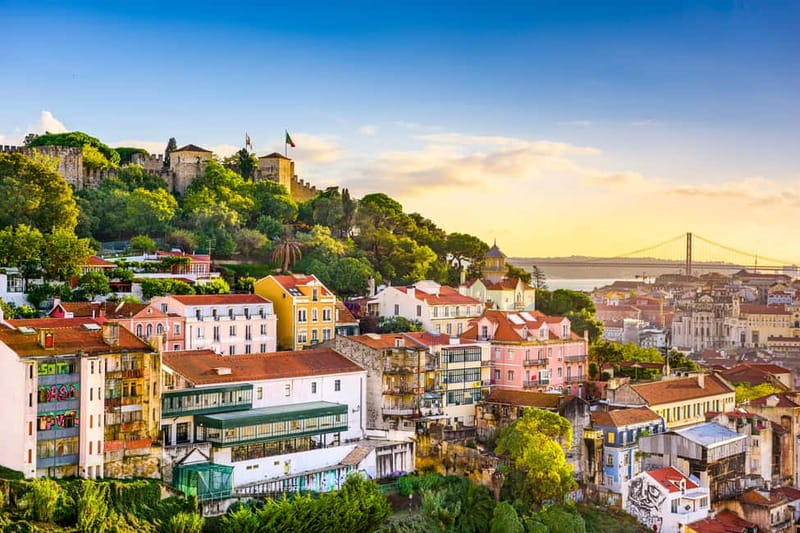 Lisbon: Historical Tour on a Tukxi - What the guide adds to a short tour