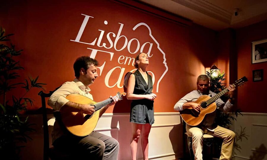 Lisbon: Live Fado Show with Port Wine in Historic Center - The 50-minute program, step by step