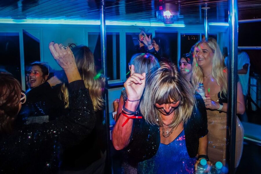 Lisbon: New Year's Eve with Live Dj Fireworks and Open Bar - Praça do Comércio and the heart of the celebration