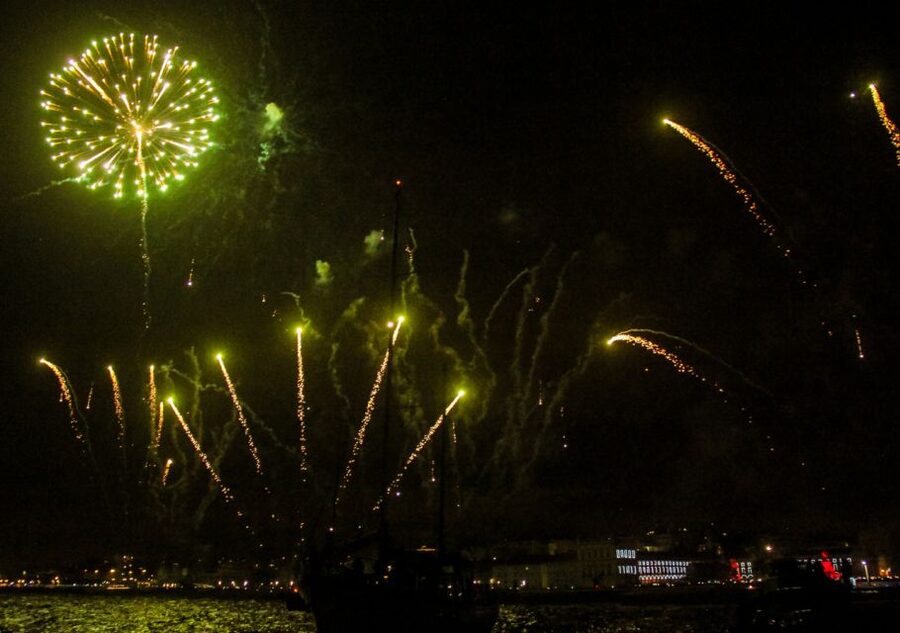 Lisbon: New Year's Eve with Live Dj Fireworks and Open Bar - Starting at Doca da Marinha