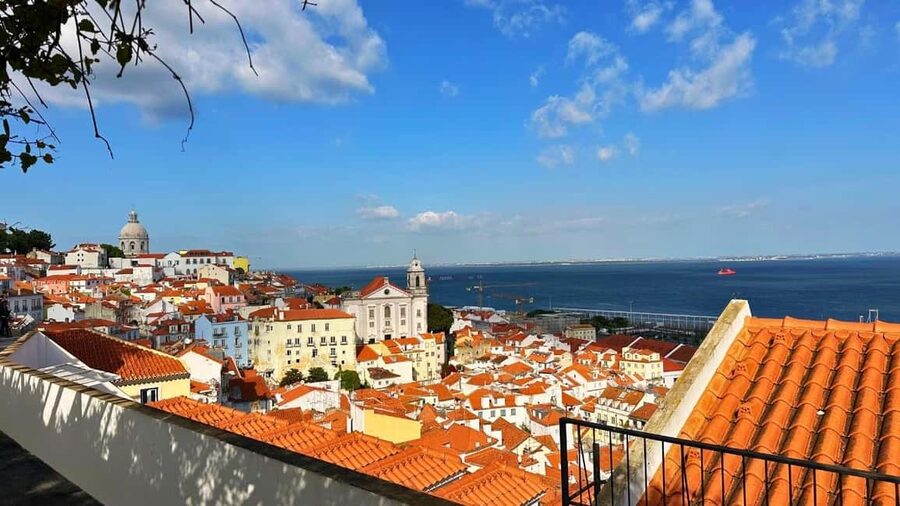 Lisbon: Old Town Tuk-Tuk Tour. - What the guides add to the ride