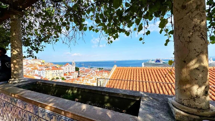 Lisbon: Old Town Tuk-Tuk Tour. - Commerce Square and the route into old Lisbon
