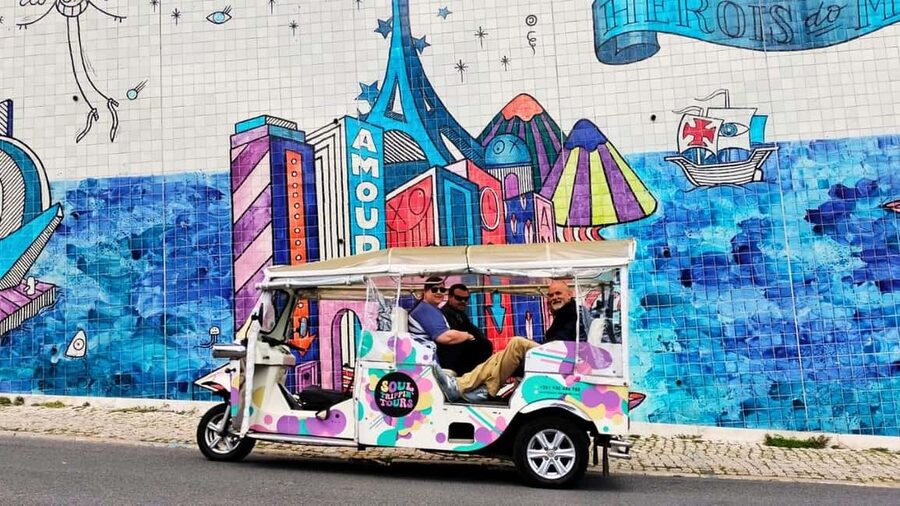 Lisbon: Old Town Tuk-Tuk Tour. - Returning through the center, Pink Street, and City Hall