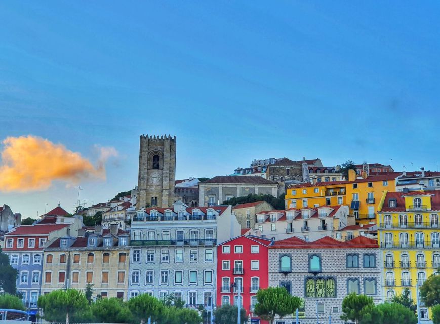Lisbon: Private City Sightseeing Tour by Tuk-Tuk - Timing, heat, and meeting points