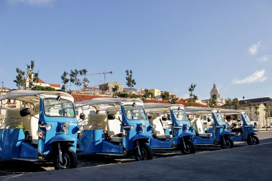Lisbon: Private Guided Tour of Historical Center by Tuk Tuk - What the guide adds to the experience