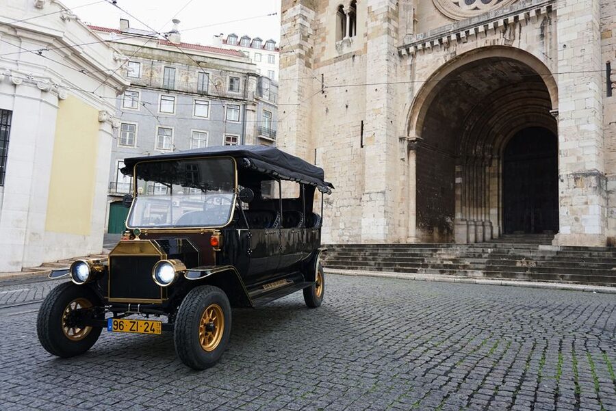 Lisbon: Private Guided Tuk-Tuk Tour with Hotel Pickup - Graça, Mouraria, Chiado, and Bairro Alto