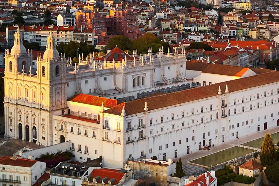 Lisbon: Private Sightseeing Tour in a Vintage Tuk Tuk - What your guide adds to the ride