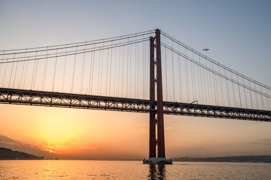 Lisbon: Private Sunset Cruise on the Tagus River with Drink - Why Lisbon’s sunset looks better from the Tagus