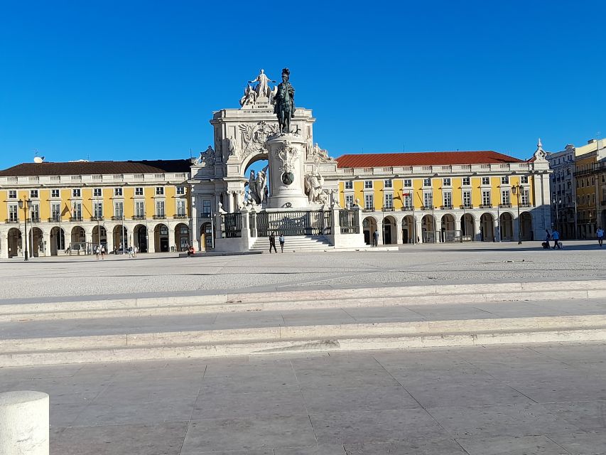 Lisbon: Private Tuk-Tuk Tour for 2 hours - Lisbon Cathedral and the First Old-Town Views