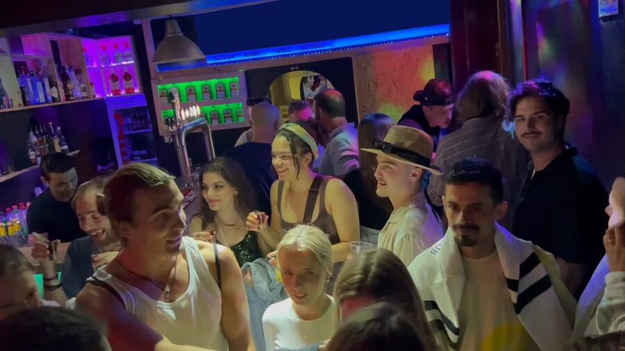 Lisbon Pub Crawl: Unlimited Drinks, Shots & V.I.P Club Entry - The first bar: unlimited beer, sangria, and soft drinks