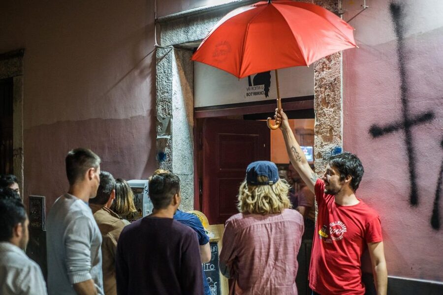Lisbon: Pub Crawl with Open Bar and VIP Club Entry - From Bairro Alto toward the club