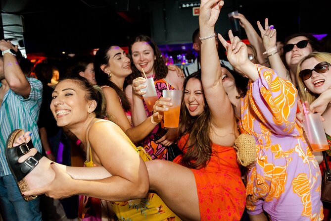 Lisbon: Pub Crawl with Open Bar, Shots & VIP Club Entry - VIP club entry in Cais do Sodré or Santos