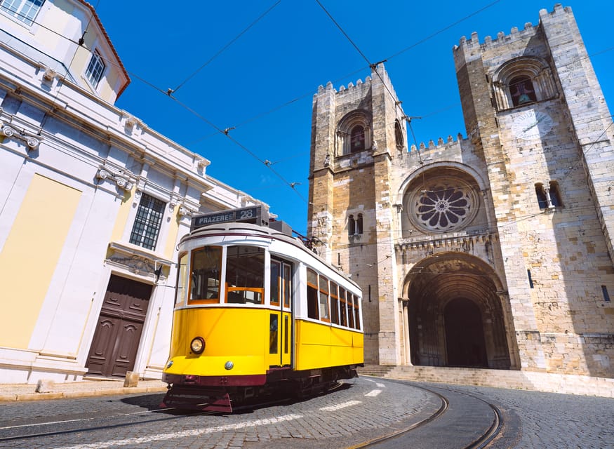 Lisbon's historic old town in a tuk-tuk in German - Rain, wind, and the practical side of the ride
