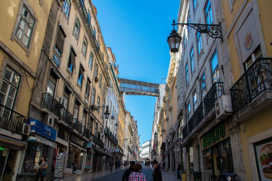 Lisbon's historic old town in a tuk-tuk in German - Alfama, Sé Cathedral, and the first hilltop views