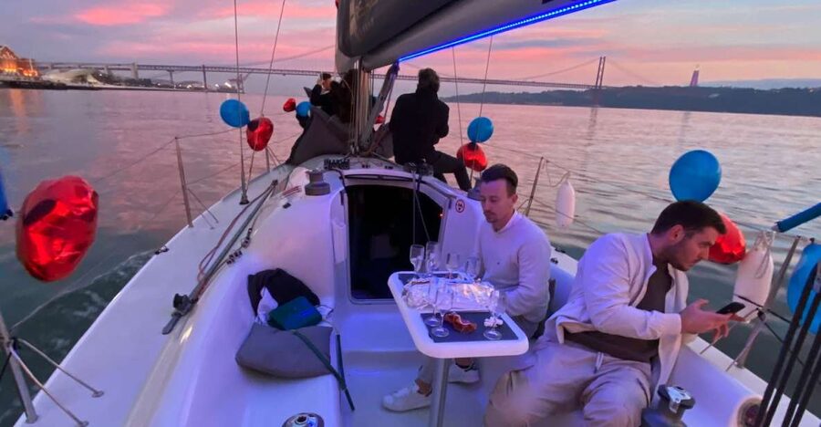 Lisbon: Sailboat Tour w/ Local Guide and Open Bar Green Wine - From the Tagus to the Monument of the Discoveries
