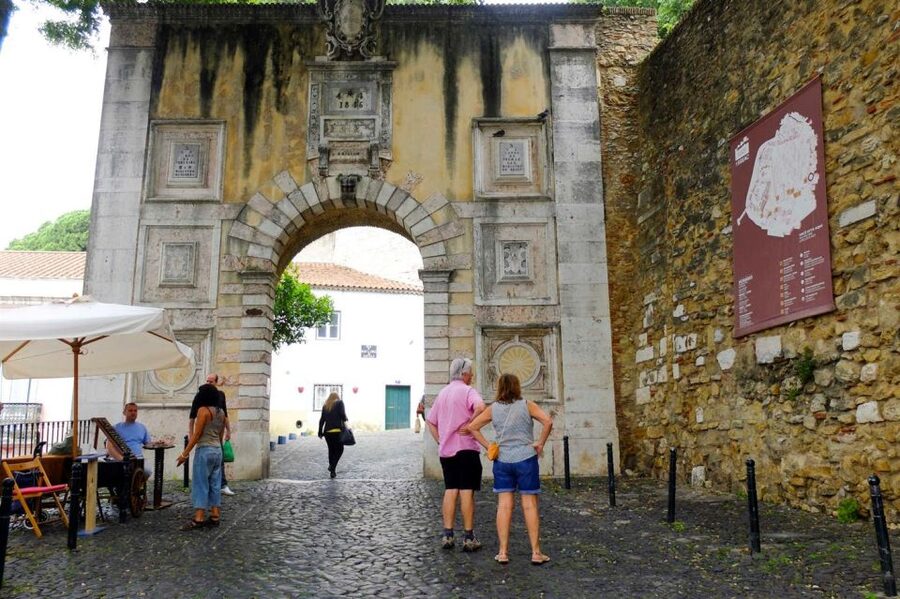 Lisbon: Saint George's Castle Entry Ticket and Guided Visit - Weather, clothing, and practical planning