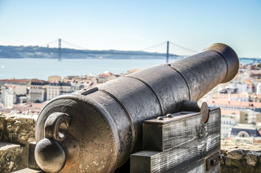 Lisbon: Sao Jorge Castle Skip-the-Line Ticket with Guide - The 15-minute introduction before the gates