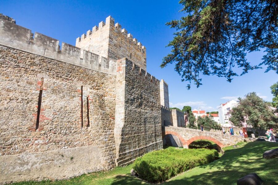 Lisbon: Sao Jorge Castle Skip-the-Line Ticket with Guide - Reading the fortress walls and battlements